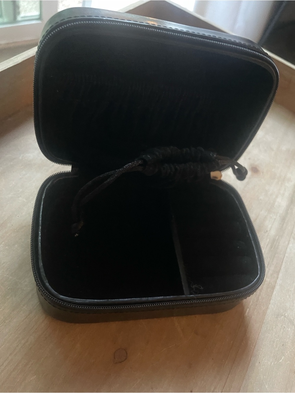 Leather like travel case for jewelry super cute very clean